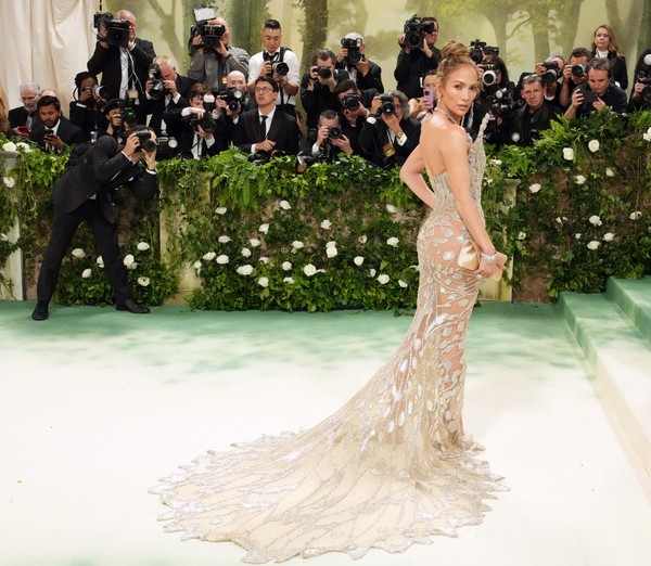 Gaun Mewah J-Lo di Met Gala