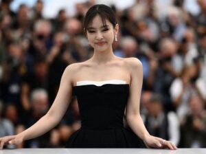 Bikin Fans Gemas, Gaya Jennie BLACKPINK Nonton Konser