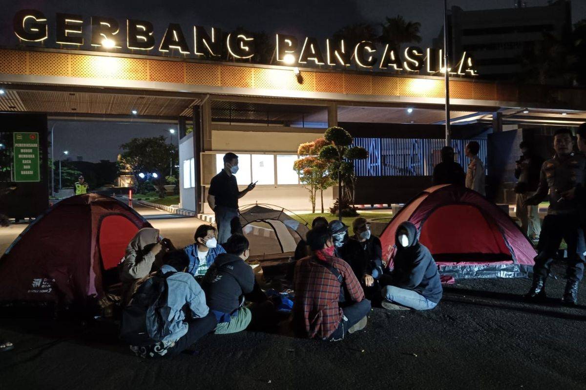 Massa Penolak RUU TNI Camping